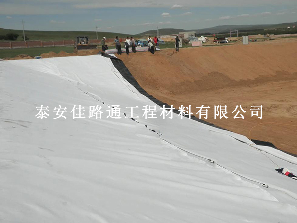 白色長絲土工布鋪設后保養方法:科學養